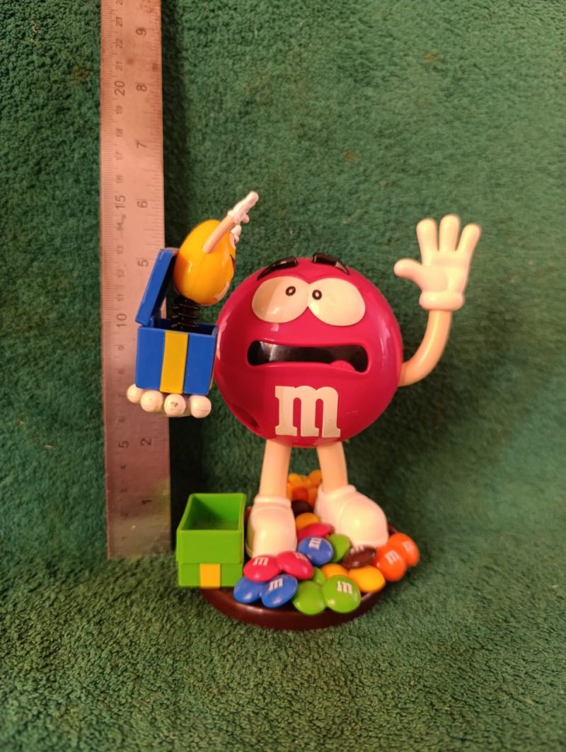 M&M vintage candy dispenser Surprise Red (Evan Gunterus)