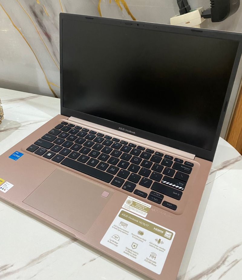ASUS vivobook 14 A1404VA i3 8GB 513GB