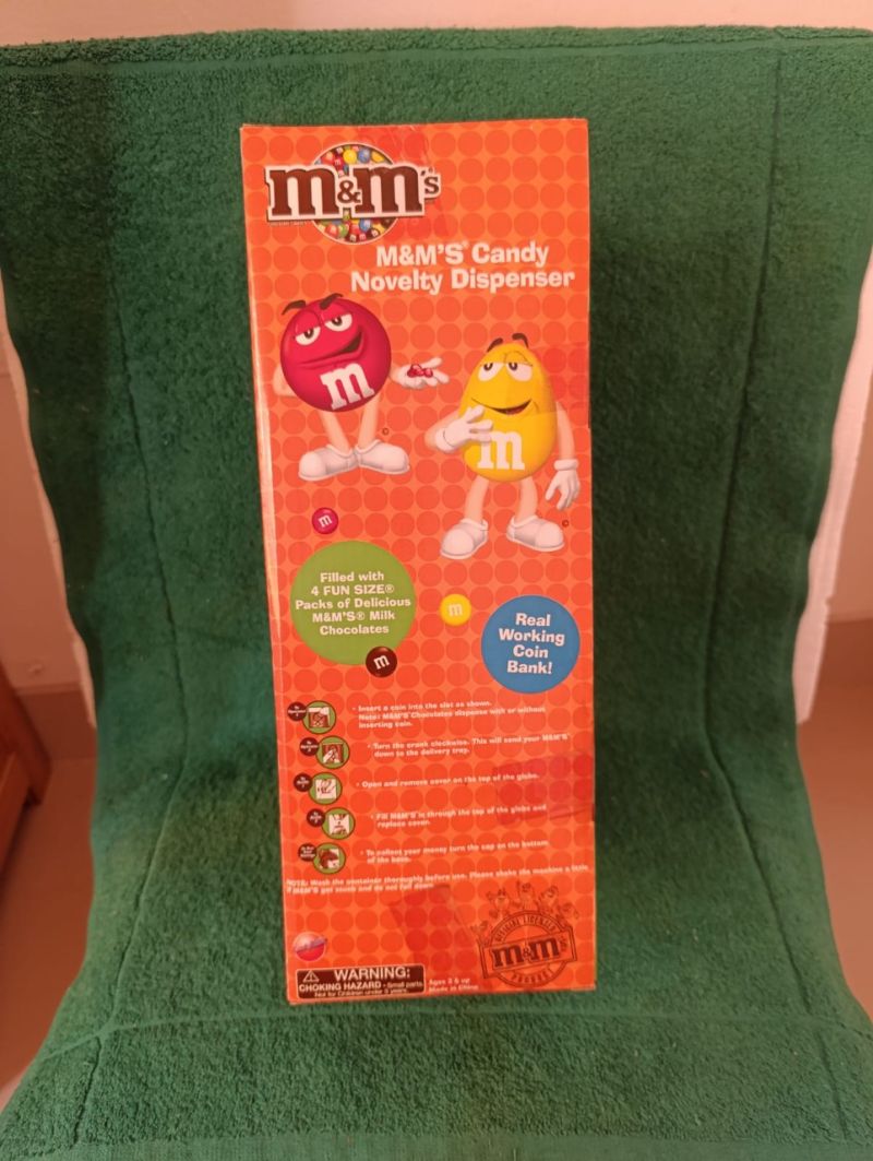 M&M candy novelty dispenser "Red" (+ coin bank) (Train Man)