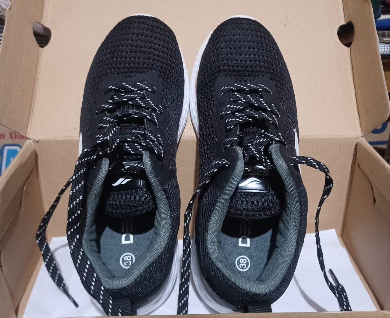 Sepatu sneakers Desle Tom charles